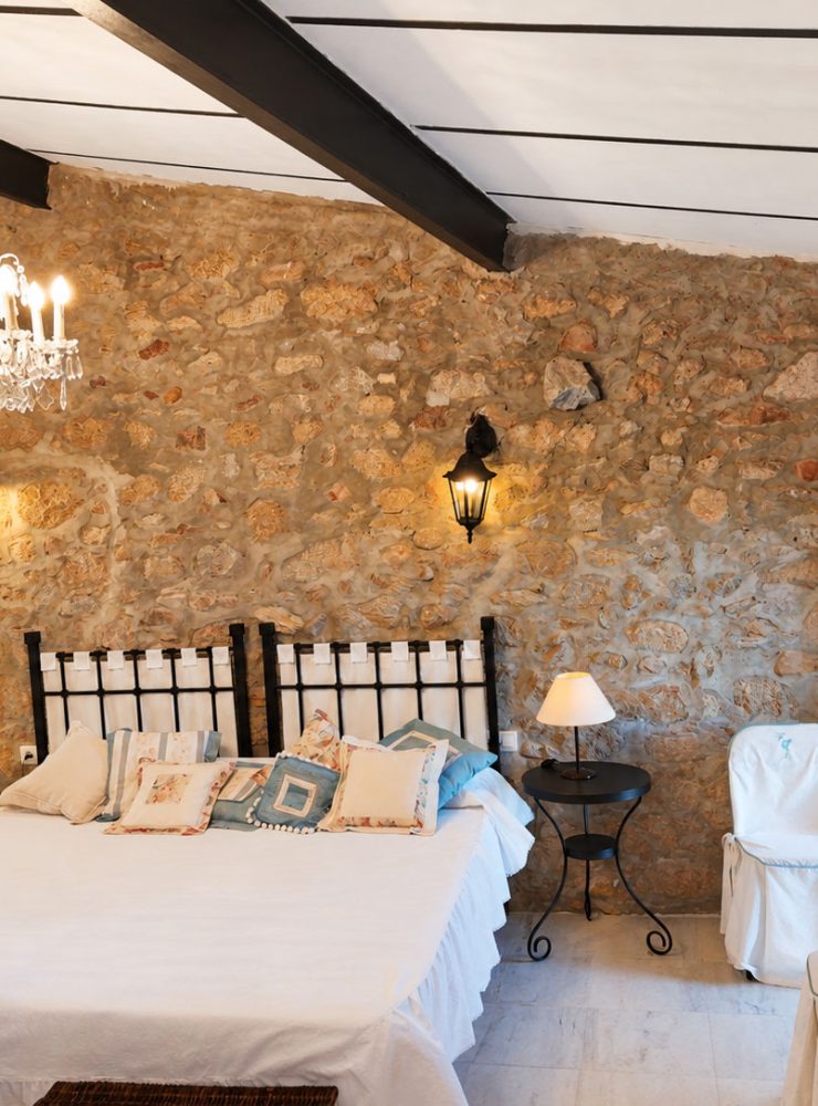 Dormitorio-rústico-con-camas-gemelas