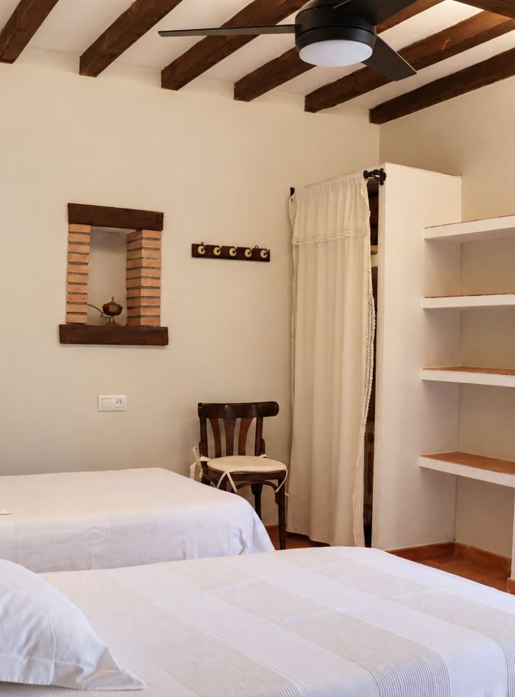 Dormitorio-rústico-con-dos-camas