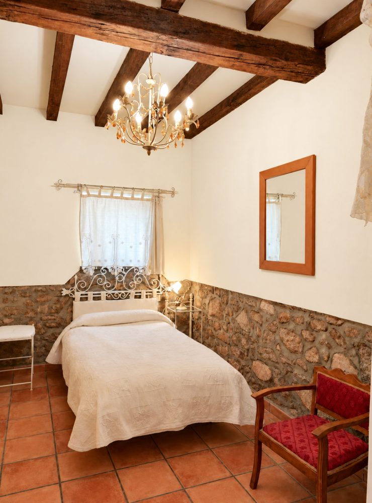 Dormitorio-rústico-con-paredes-blanco-crudo
