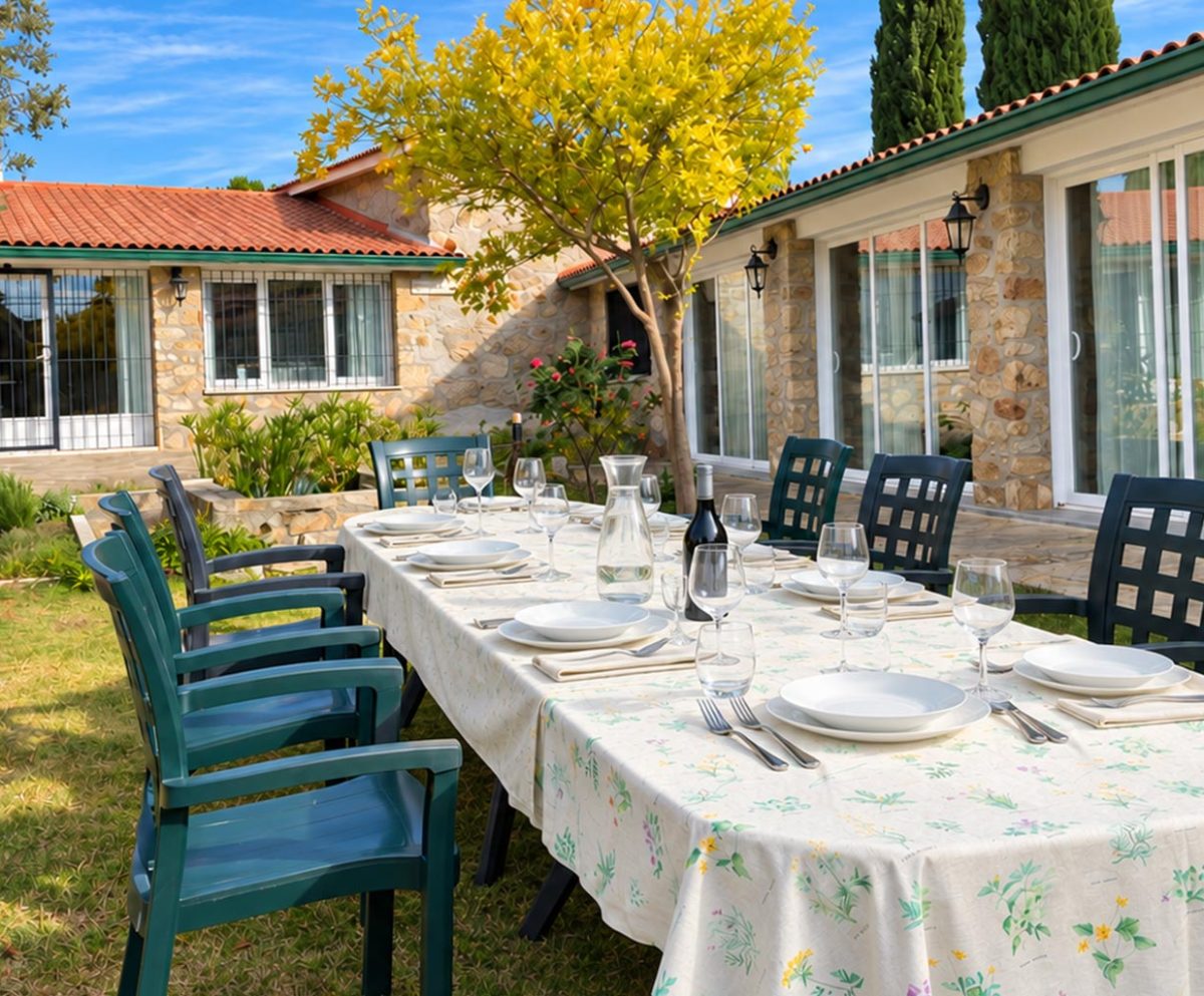 Mesa-de-jardín-elegante-para-ocho