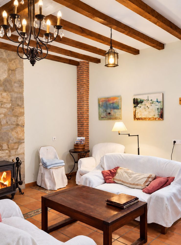 Salón-Casa-de-la-Dehesa-con-estufa